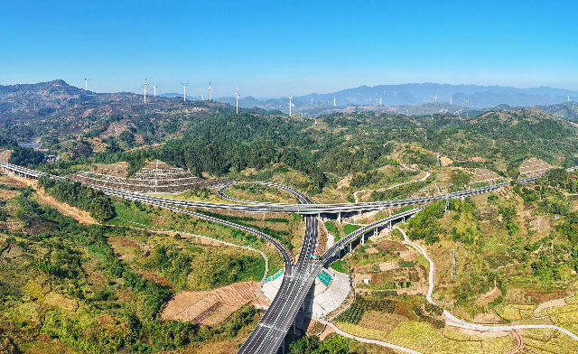 恭城互通四通八達(dá)，架起少數(shù)民族地區(qū)高質(zhì)量發(fā)展的希望。 (1).jpg